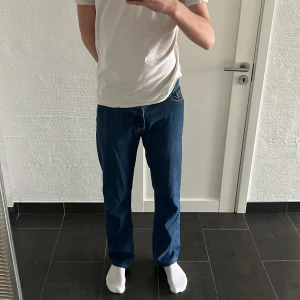 Blå Montén jeans - Säljer ett par klassiska blå jeansbyxor från Montén i rak passform.                                                             Knappt använda                                                                                                 Inga defekter