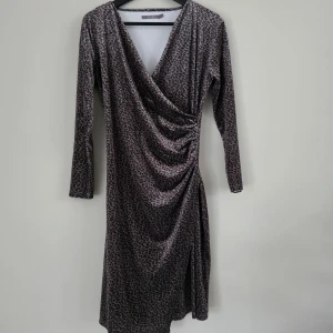 Leopardmönstrad omlottklänning från Fiore - Säljer en oanvänd leopardmönstrad omlottklänning från Fiore i storlek S. Klänningen har lång ärm, v-ringning och draperad detalj i sidan. Materialet är mjukt och stretchigt med fint fall. Tyvärr för liten för mig