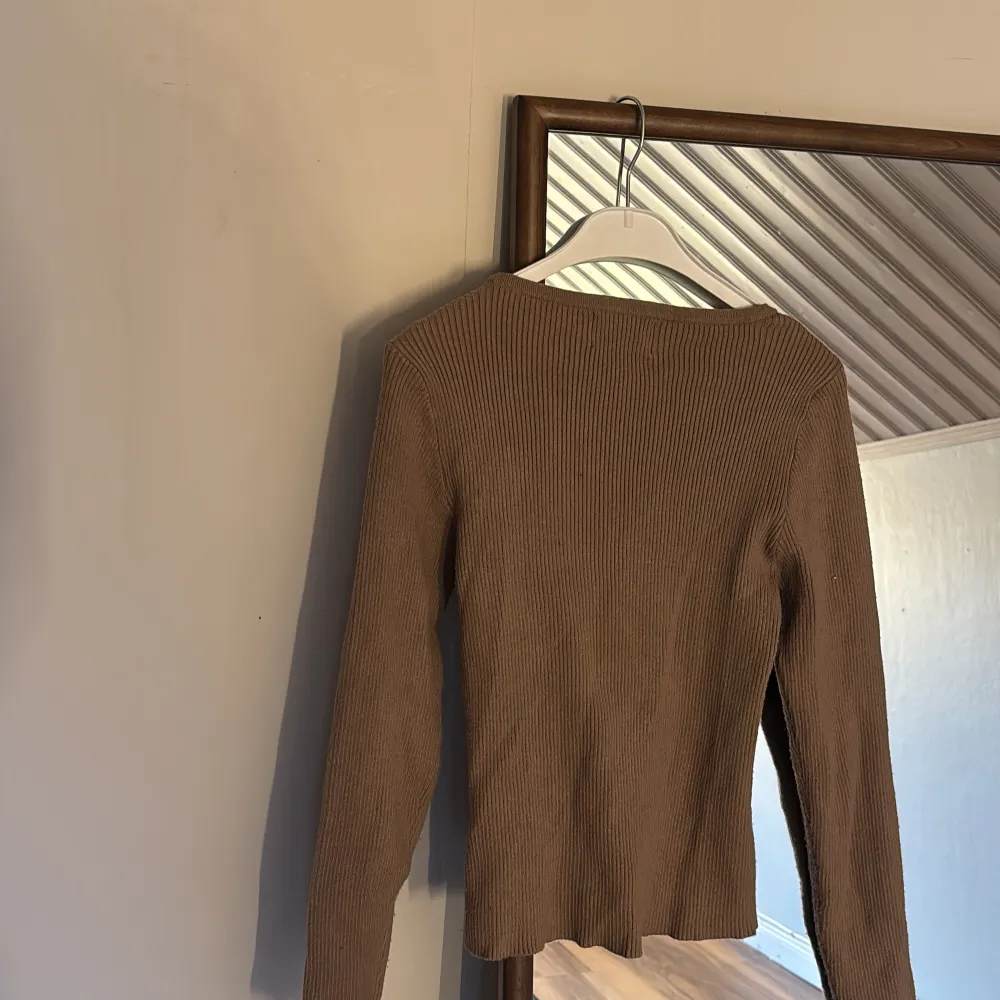 Säljer en brun lång ärmad tröja. Och är väldigt söt och mysig det är storlek L på tröjan men den är liten i storlek och stretchigt och passar mig som har storlek S och sitter bra.. Neuletakit & Villapaidat.