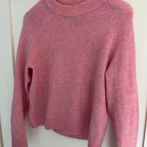 Rosa stickad tröja från Vero Moda - Mysig rosa stickad tröja från Vero Moda med rund halsringning och ribbade muddar. Storlek L men är väldigt liten i storlek så passar mer som XS/S. Hyfsat använd så är lite knottrig.