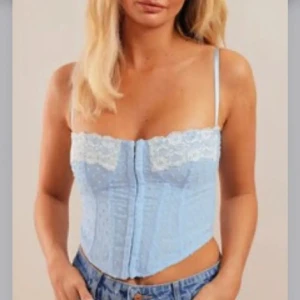 Korsett topp - Säljer denna fina korsett topp från chiquelle🩷 Säljer då den inte kommer till användning. 