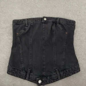 Svart jeanstopp från Zara - Cool mörkgrå jeanstopp från Zara. Storlek S. Mycket bra skick. 