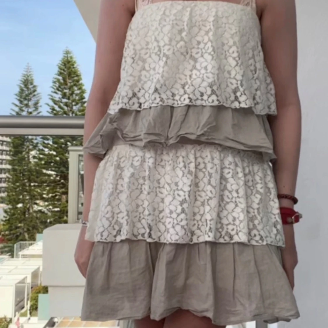 Vit och beige volangklänning med spets - 3
