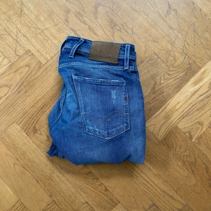 Replay Jeans - Feta Replay jeans i mycket bra skick. Sitter riktigt snyggt. Modellen är Anbass och sitter bra. Bara o köpa