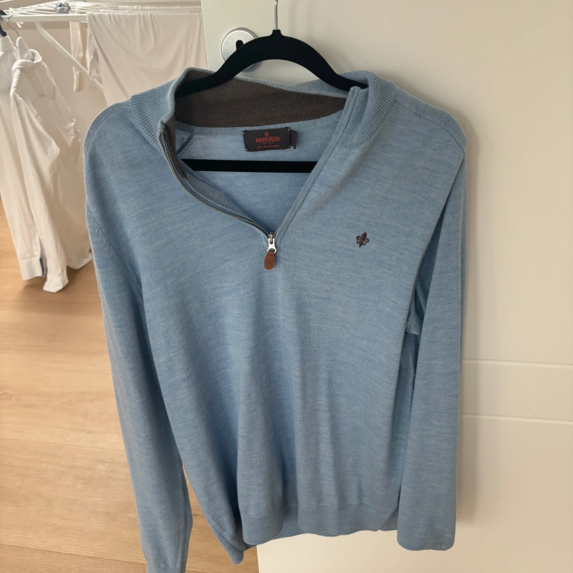 Ljusblå merinoullströja med dragkedja från Morris - 2