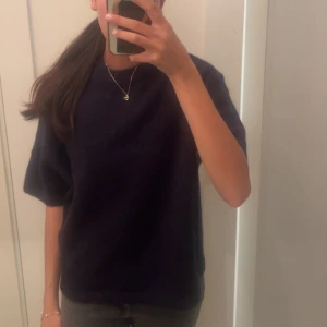 Mörkblå stickad från Gina Tricot - Mörkblå stickad från Gina Tricot. Modellen har korta ärmar och rund halsringning. Super fin kvalitet, prislappen kvar!! 