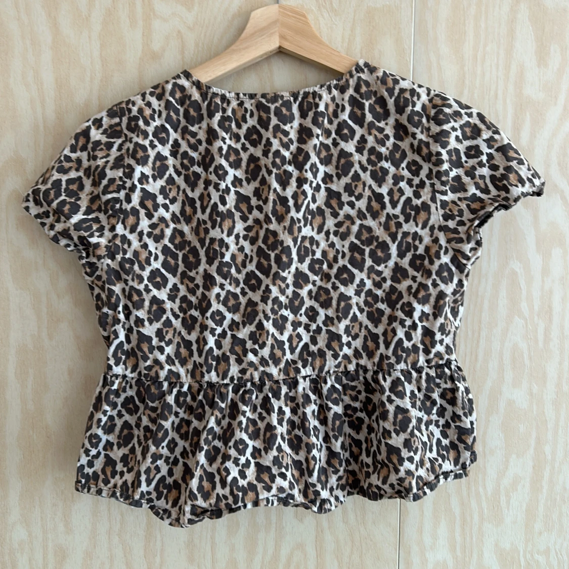 Leopardmönstrad blus med knyt från Gina Tricot - 2