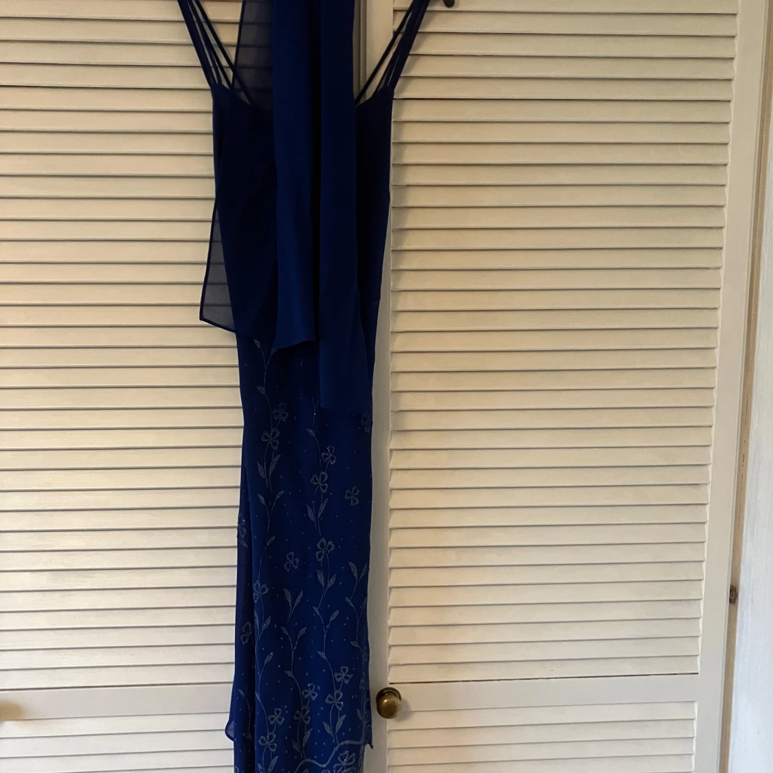 Tjusig klänning med blommigt mönster och tunna axelband - 3