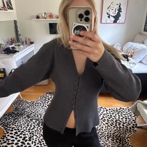 Mörkgrå kofta med knappar - En mörkgrå kofta från Gina, superbra skick! 🩷🩷