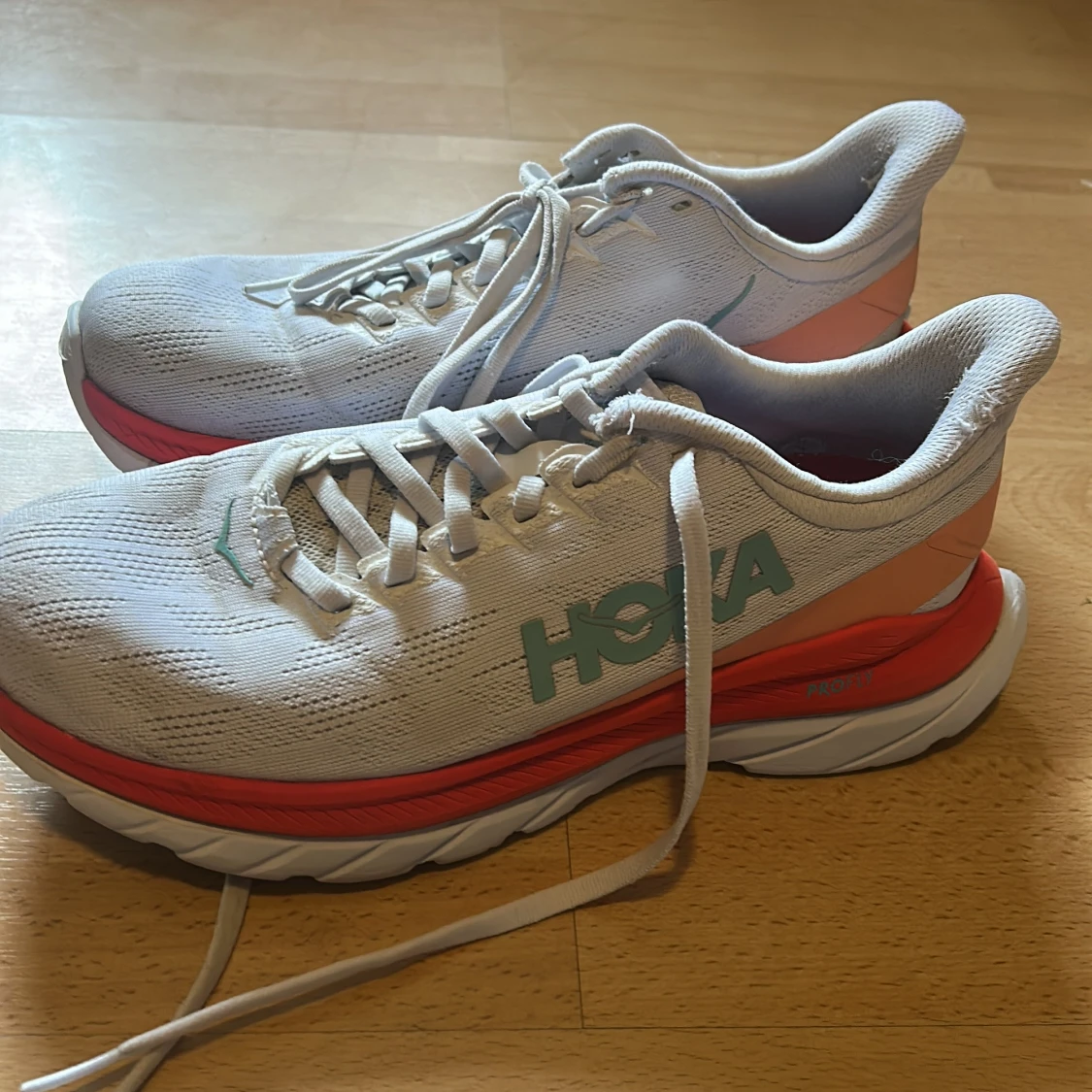 Vita löparskor från Hoka