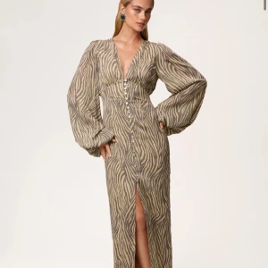 Adoore klänning - Säljer denna fina adoore klänning i storlek 36, helt ny då storleken inte passade❤️