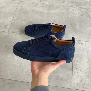   Christian Louboutin Mörkblå - Säljer att par fina helt nya mörkblå loubs. Passar perfekt för sommaren ✨ Om ni har övriga frågor de ba fråga i dm 😎