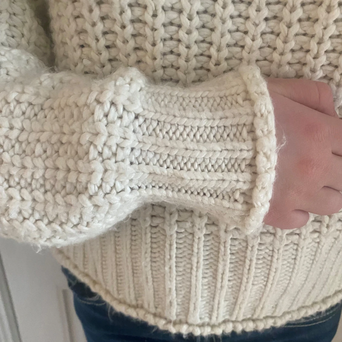 Vit stickad tröja med grov struktur - 1