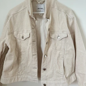 Beige manchesterjacka från Monki - Beige manchesterjacka från Monki i storlek M