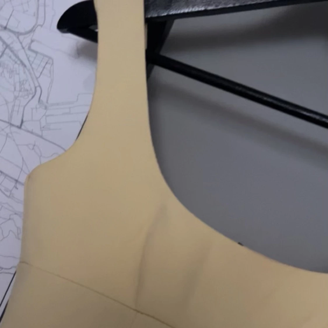 Ljusgul linnetopp med breda axelband - 1