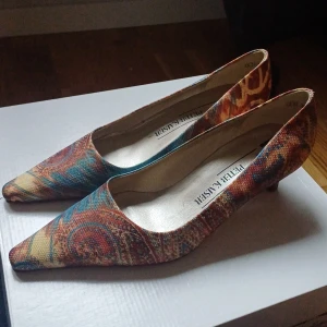 Peter Kaiser pumps - Helt nya pumps ifrån Peter Kaiser i storlek 4 men skulle säga att det är typ 36,5 -37 Dessa har sula i äkta läder. Dessa pumps har väldigt låg klack så dom är lätta att gå i och passar lika bra till vardags som till fest. 