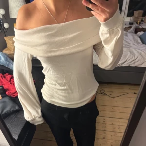 Vit offshoulder tröja - Säljer en snygg vit offshoulder tröja med långa ärmar och bred krage. 
