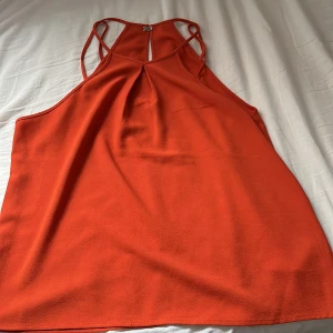Toppar - En fin orange topp som knappt är använd