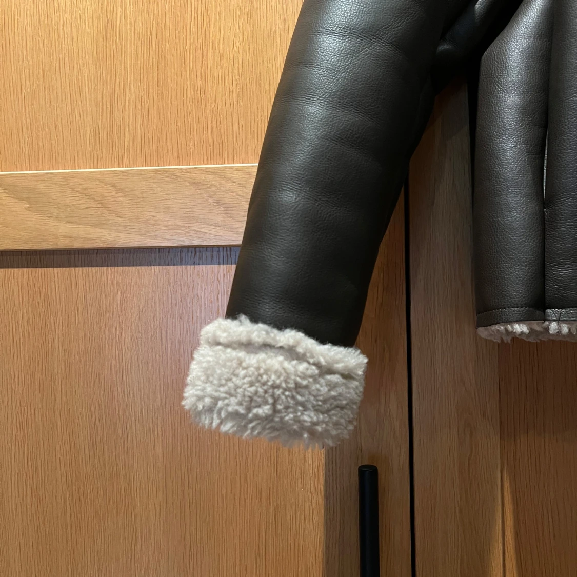 Brun pälsfodrad jacka med dragkedja - 2