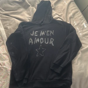 Gina tricot tröja - Den är inte smutsig de är bara ljuset! Säljer en Gina tricot tröja med tryck på säljer eftersom den inte kom till användning jätte bra skick har inte används mer än 5 gånger!