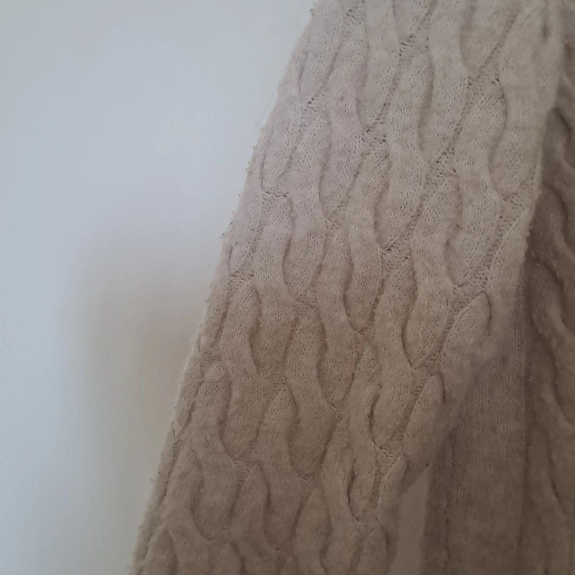 Beige kabelstickad tröja från H&M - 1