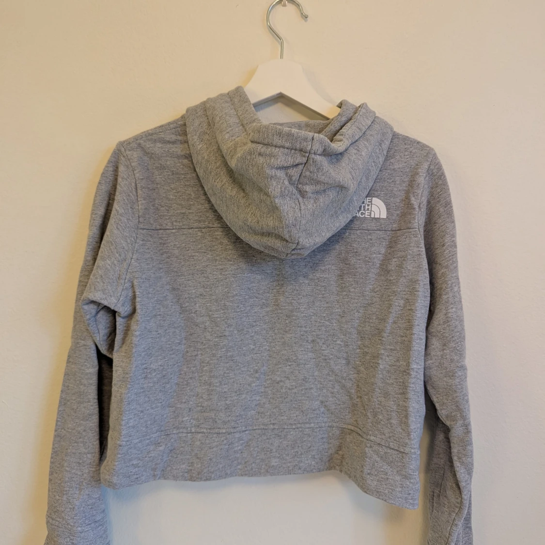 The North Face - Cropped grå hoodie - 1