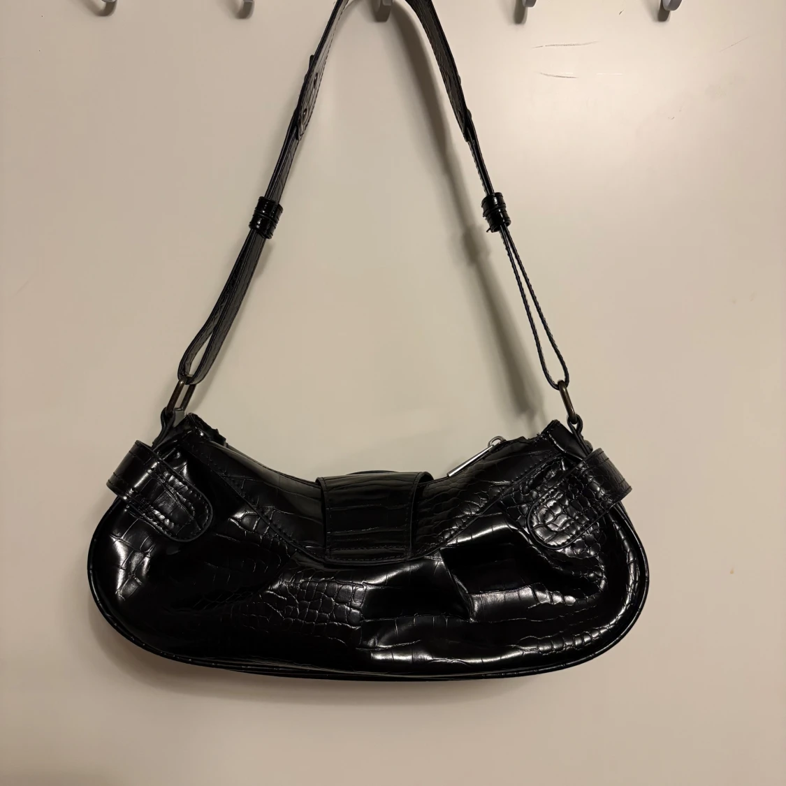 Svart axelväska i croco-mönstrat skinn från Urban Outfitters - 1