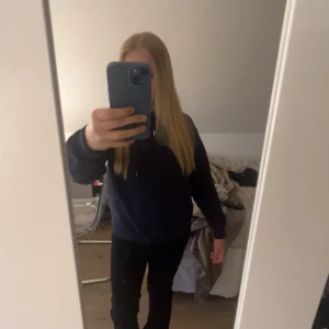 Mörkblå hoodie - Mörkblå hoddie Gina young med text Ma chérie både fram och baksida 