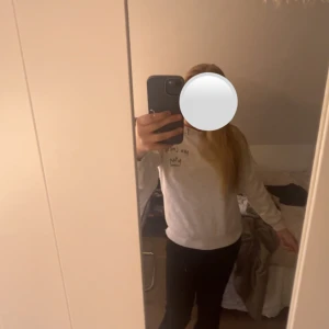 Grå vit hoddie ifrån Gina tricot med text av Ma chérie - En grå vit hoddie med text Ma chérie ifrån Gina young 