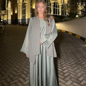 Thick silk green abaya | 3 delat set - Fast pris, inga bud! Kommer inte besvara något☺️  - Som ny - 3 delat set: abaya, hijab och bälte 🌿 - Referensbilder hur den sitter på Maria Reina🌸 - Står storlek 60 men vi har fått gå till skräddare och kortat ner den. Därav priset, går ej lägre! 😃 -Längden på abayan nu är 137 cm lång, som en storlek 54 funkar också en 56 (då jag är 167 cm lång)