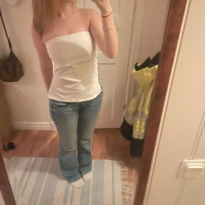 Vit tubtopp - Säljer nu min oanvända tub topp från Gina Tricot, jätte fin att ha i vardagen eller på fest. Storlek S 🫶🏻 första bilden är lånad!!