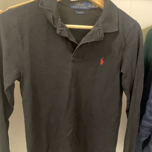 Ralph Lauren skjortor - Säljer två Ralph Lauren skjortor i storlek 10-12 år, skicket är bra och säljs för ett bra pris. Linneskjorta 200kr. Långärmad piké 150kr om man vill köpa påda så är priset 300kr. priset är ej hugget och kan gå ner i pris vid snabb affär. MVH tigerresell