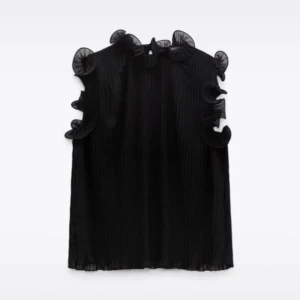 Svart ärmlös blus med volangdetaljer - Elegant svart blus med volangdetaljer runt ärmhålen och halsen. Blusen är ärmlös och har en lätt plisserad design som ger en fin struktur. Perfekt för en stilren look.