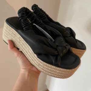 Söta skor  - Jättefina skor ifrån HM. Aldrig använda med prislappen kvar. Storlek 39. 🌸