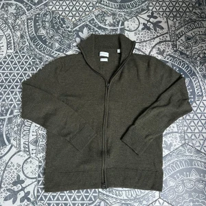 These Glory Days - 100% Merinoull Helzip - Säljer en stilren mörkgrön tröja från These Glory Days i mjuk merinoull! | Mycket fint skick! Använd fåtal gånger endast! | Stl: L i barn vilket motsvarar XS/S i vanlig storlek | Perfekt för kyligare dagar! ❄️| Vid frågor eller funderingar finns jag i DM! 📩 