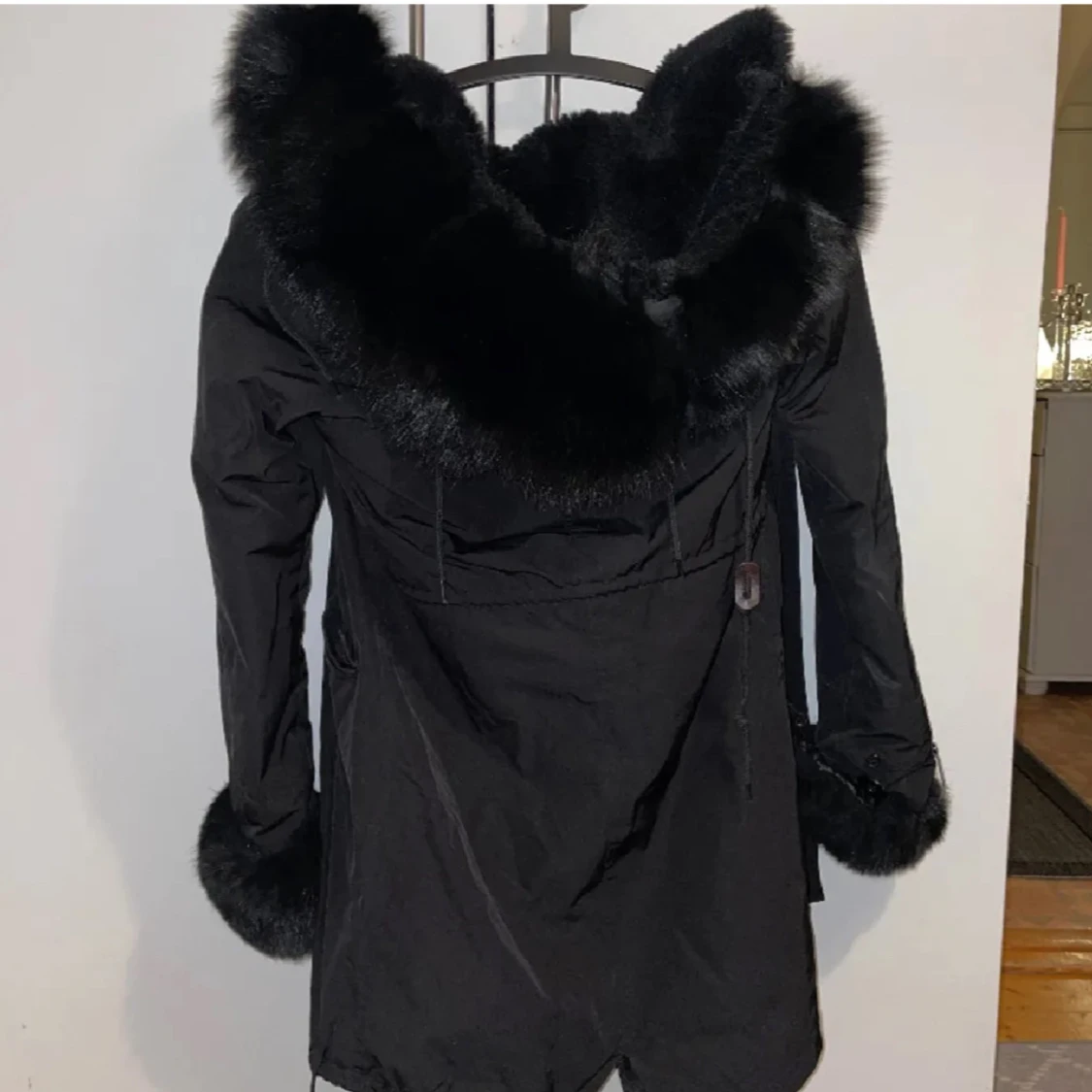 Svart parkajacka med äkta rävpäls 
