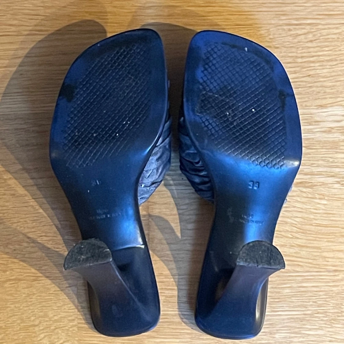 Pumps med öppen tå/sandaletter  - 4