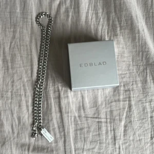  Edblad halsband,stainlessteal - Säljer ett snyggt och stilrent halsband i silverfärgat stål från Edblad. Ej andvänd och kommer i original förpackning,priset kan definitivt tänkas att sänkas.