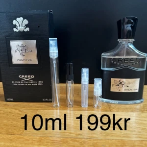 Creed Aventus parfym 10ml - Creed Aventus, en lyxig parfym med toppnoter av ananas, bergamott, svartvinbär och äpple. Vilket gör den till en fruktig parfym. KVITTO FINNS ! Perfekt för den som vill dofta exklusivt och fräscht. Priset står för 10ml, 10ml är ungefär 100st sprays. FINNS ÄVEN I 2,3,5,10ML, KOLLA PROFILEN FÖR ANDRA STORLEKAR ! 2ml 49kr | 3ml 79kr | 5ml 109kr | 10ml 199kr | Nypris ca 3500kr-4000kr