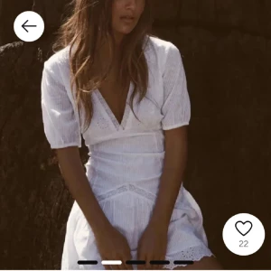 Vit klänning - Säljer ny min superfina vita omlottklänning med v-ringning och korta puffärmar ifrån Zara. Klänningen har fina spetsdetaljer och markerad midja, perfekt för sommarens alla tillfällen eller till studenten. Storlek M kan passa en S💗 