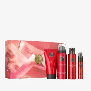 Ny! The Ritual of Ayurveda presentbox - Ny! Lyxig presentbox från Rituals med fyra produkter i serien The Ritual of Ayurveda. Innehåller en röd duschskum, duscholja, body cream och en hår- och kroppsmist. Alla produkter har en elegant röd design och doftar av indiska rosor och söt mandelolja. Nypris 299:- Fler bilder kan fås vid intresse. Exakt innehåll syns på nästsista bilden. Emblemet har lossat lite grann, se sista bilden. Men fö är det helt nytt och oanvänt. 🌸