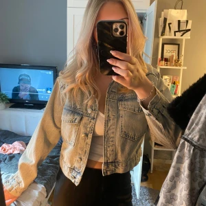 Jeansjacka - Säljer en snygg ljusblå jeansjacka från Gina tricot. Jackan har en klassisk krage, knappar framtill och två bröstfickor. Jag skulle säga att den passar mer Xs än S, perfekt till vår/sommar ☺️☺️