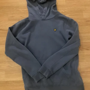 Mörkgrå hoodie från Lyle & Scott - Säljer en mörkblå tröja för att den är för liten. Den är i ett mycket bra skick.
