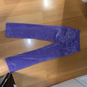 Juicy Couture Byxor💜 - Lila Juicy Couture byxor, de silvriga detaljerna längst ut på snörningen är av, annars fint skick.💜