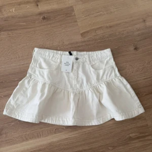 Vit jeanskjol från H&M - Slutsåld jeanskjol från H&M! Storlek 42, men relativt liten i storleken så skulle säga att den passar en S/M bra. 🥰