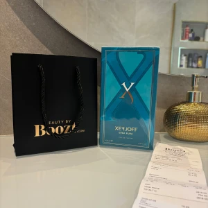 Xerjoff Erba Pura Eau de Parfum 100ml - Lyxig parfym från Xerjoff, Erba Pura, i en snygg turkosblå kartong med guldiga detaljer. Flaskan rymmer 100 ml Eau de Parfum och levereras i originalförpackning. Perfekt för dig som gillar exklusiva och fräscha dofter.