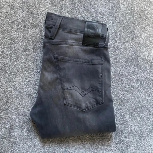 Replay Anbass - Ett par feta Replay jeans i modell Anbass. Skick 9/10, använda fåtal gånger. Storlek 29/32 passar även 30/32. Nypris 1799kr mitt pris 449. Skriv vid minsta fundering!