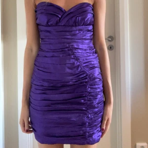 Lila axelbandslös kort klänning Zara - Säljer en lila axelbandslös kort klänning från Zara. Helt oanvänd med prislappen kvar, nypris 399 kr