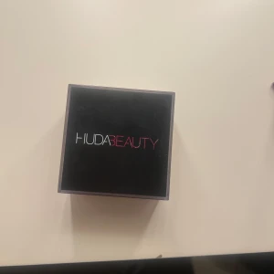 Huda beauty banana puder - Ganska mycket färg - inspg att färgen var inte min färg så köpte ny färg. 