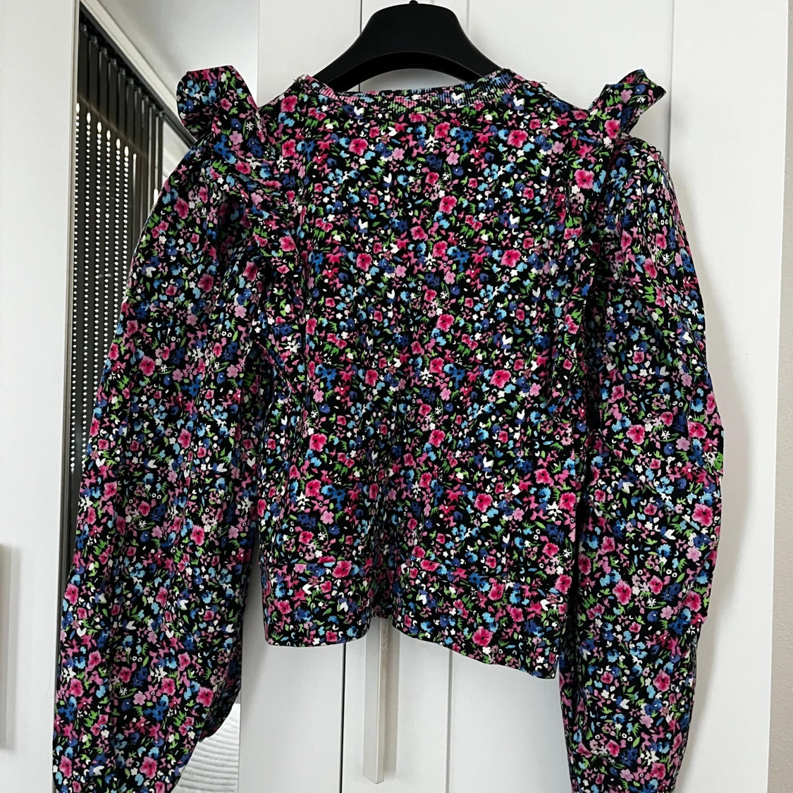 Blommig blus med volang från Zara, S - 2